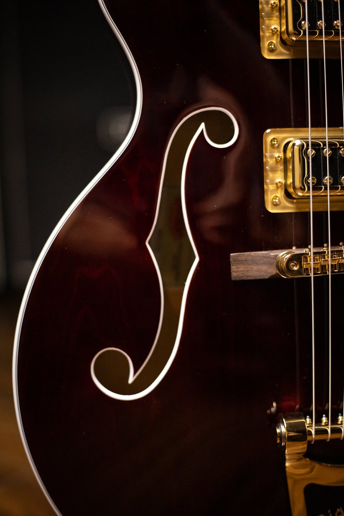 Gretsch G5422TG Electromatic Classic Hollow Body Double-Cut with Bigsby and Gold Hardware - Walnut Stain