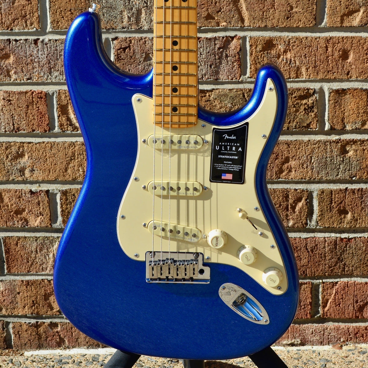 Fender American Ultra Stratocaster®, Maple Fingerboard, Cobra Blue