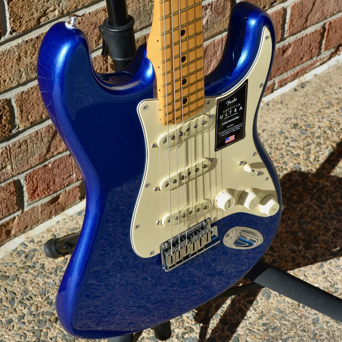 Fender American Ultra Stratocaster®, Maple Fingerboard, Cobra Blue