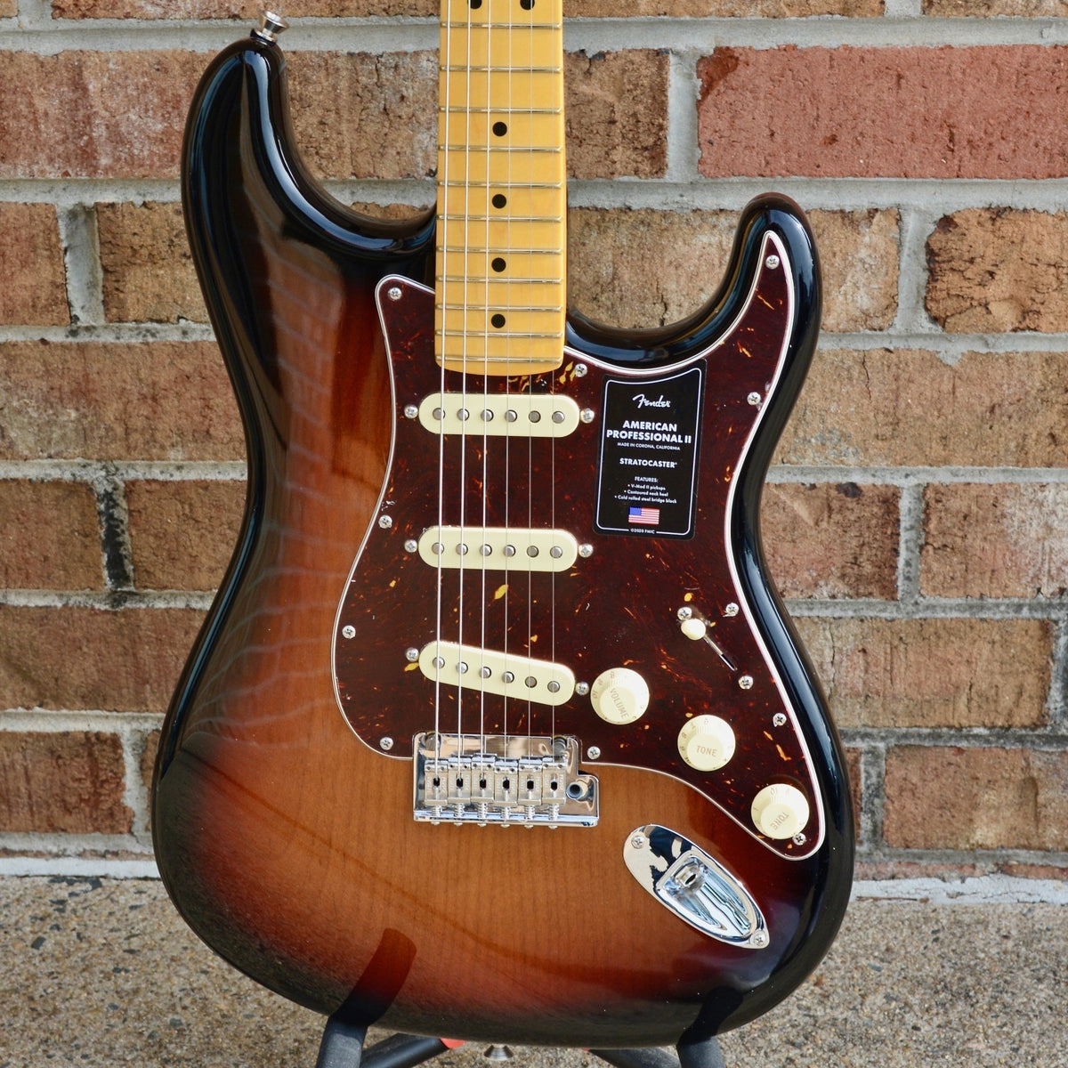 Fender American Professional II Stratocaster®, Maple Fingerboard, 3-Color Sunburst