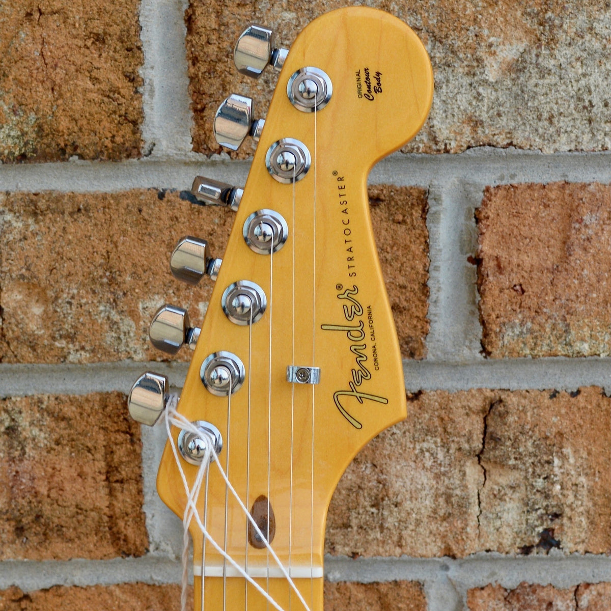 Fender American Professional II Stratocaster®, Maple Fingerboard, 3-Color Sunburst