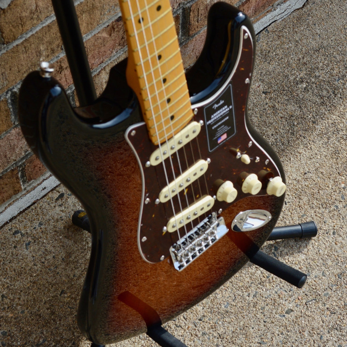 Fender American Professional II Stratocaster®, Maple Fingerboard, 3-Color Sunburst