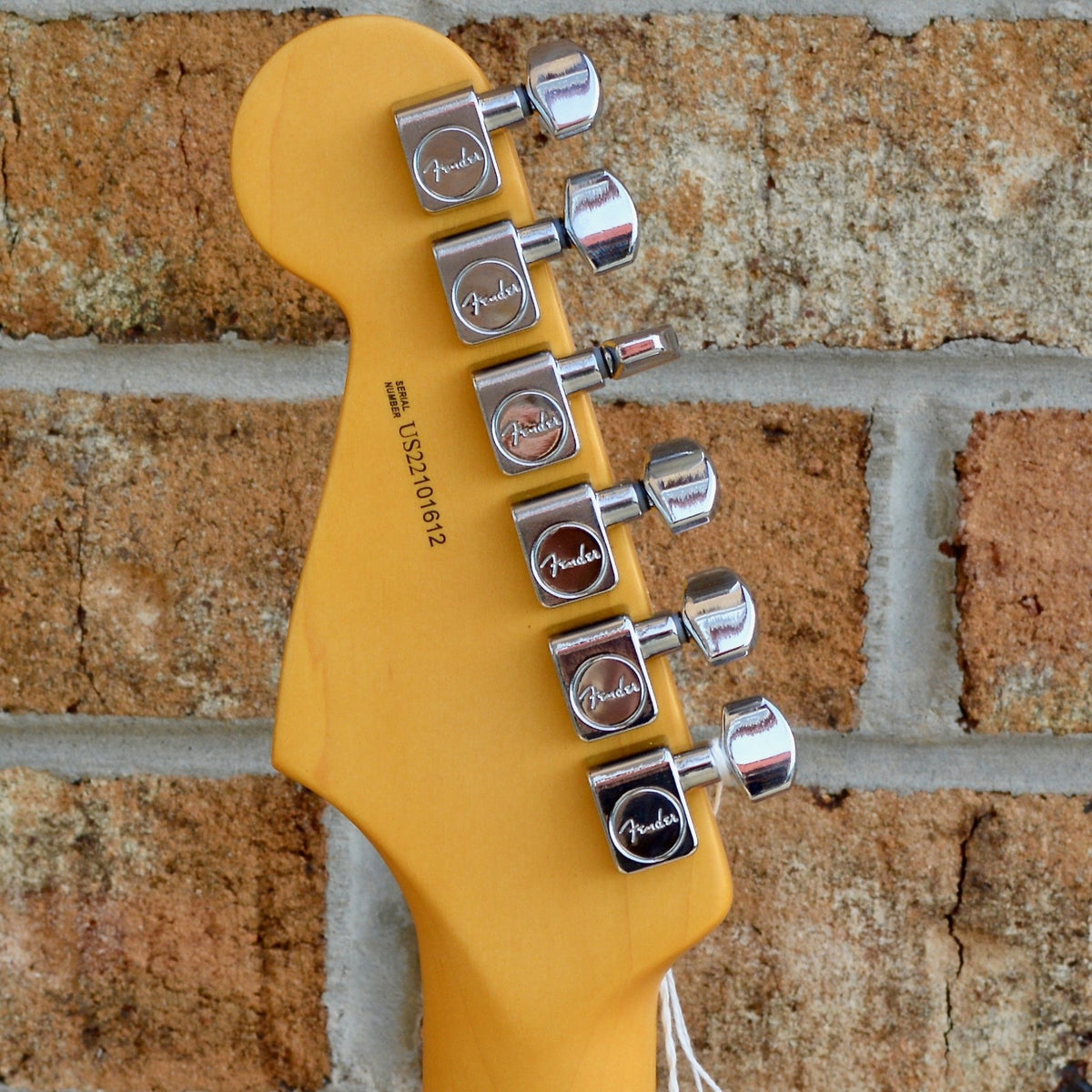 Fender American Professional II Stratocaster®, Maple Fingerboard, 3-Color Sunburst